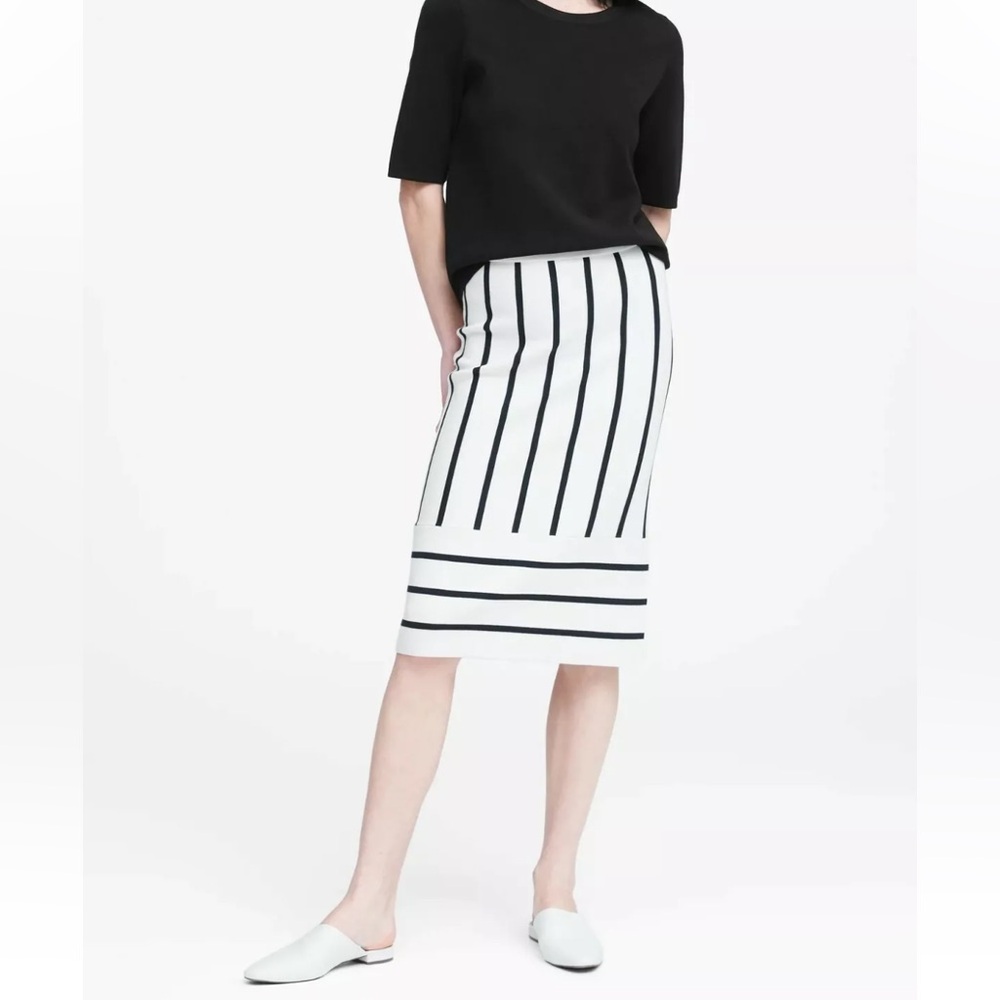 Banana Republic white and navy striped knit pencil skirt